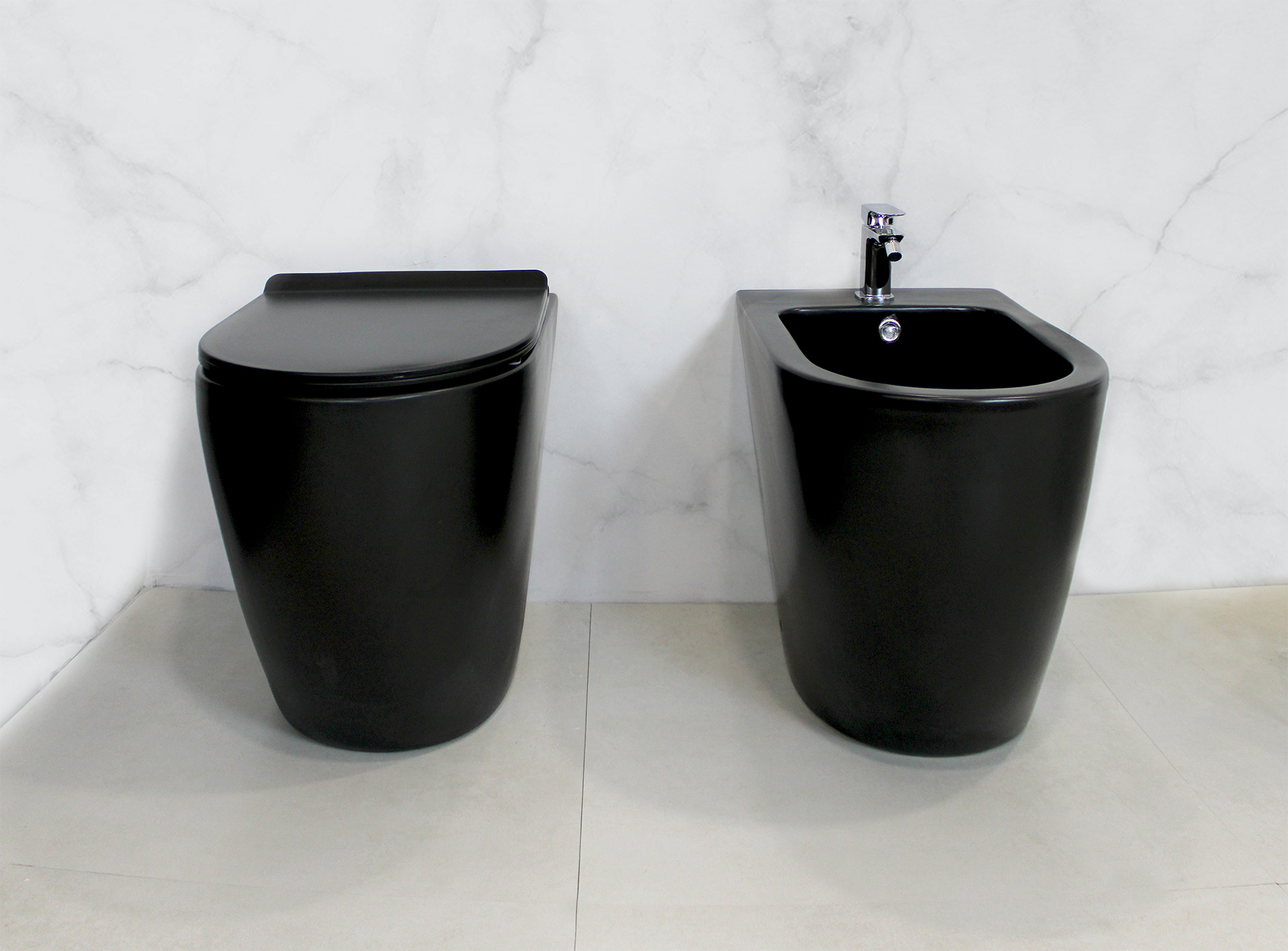 Sanitari filo muro Round in ceramica col nero opaco Vaso+Bidet+Coprivaso  Soft Close - Cerama Shop Online di igienico-sanitari ed accessori per il  bagno