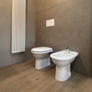 Sanitari tradizionali bianco lucido con coprivaso Dalia
