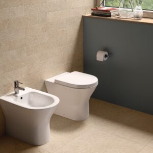 Sanitari filo muro rimless bianco lucido con coprivaso soft close Resort